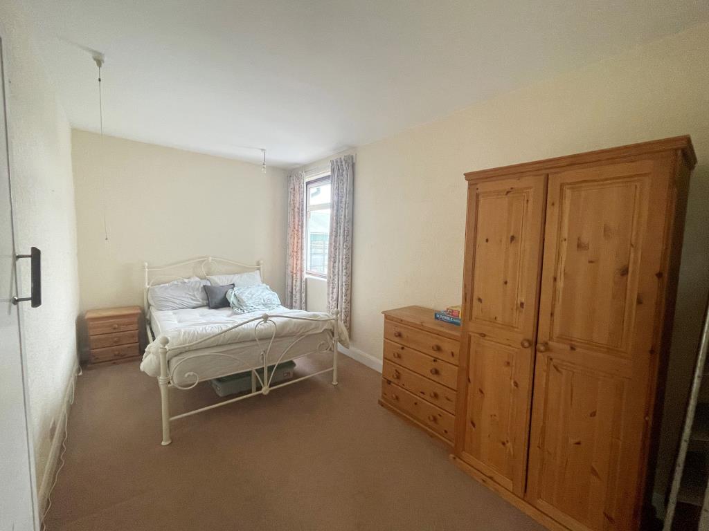 Lot: 80 - TWO-BEDROOM FLAT FOR REFURBISHMENT - Bedroom two